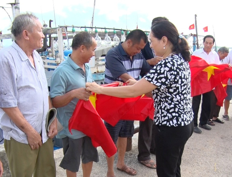Cơ quan chức năng trao tặng cờ cho ngư dân Sầm Sơn vươn tới ngư trường xa đánh bắt hải sản.