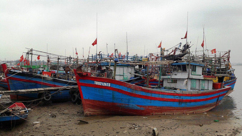 Phương tiện đánh bắt thủy sản cập cảng cá Quảng Nham.