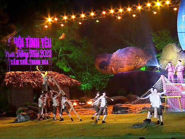 Tiết mục hò sông Mã tại Lễ hội tình yêu hòn Trống Mái 2023.