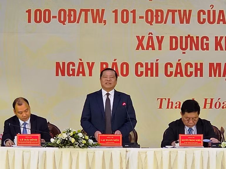 Lãnh đạo Ban Tuyên giáo Trung ương giải đáp ý kiến các đại biểu đề cập.