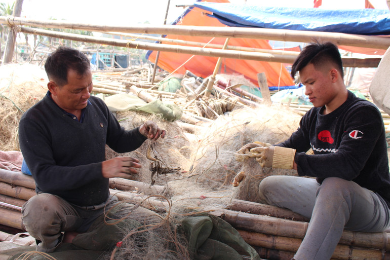 Ngư dân tháo gỡ hải sản.