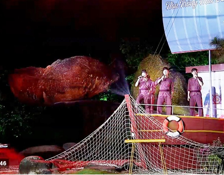 Tiết mục trai làng chài trong đêm hội.