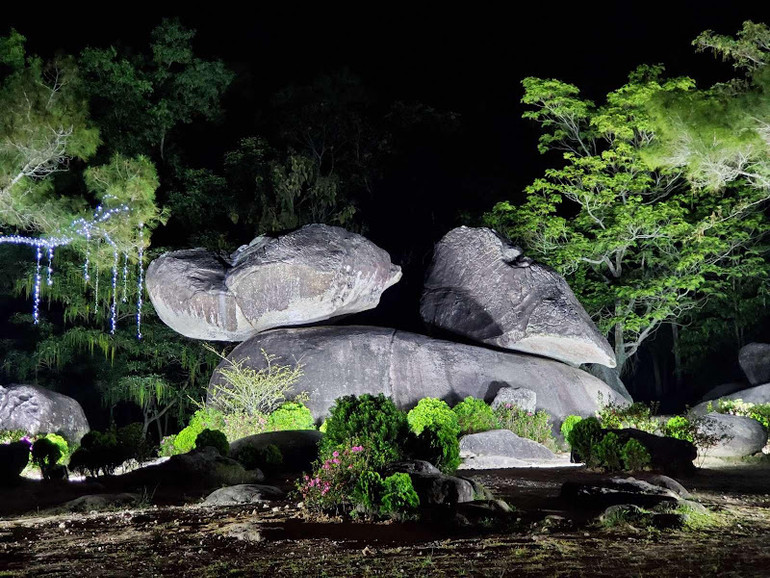 Hòn Trống Mái trên dãy núi Trường Lệ ở Sầm Sơn.