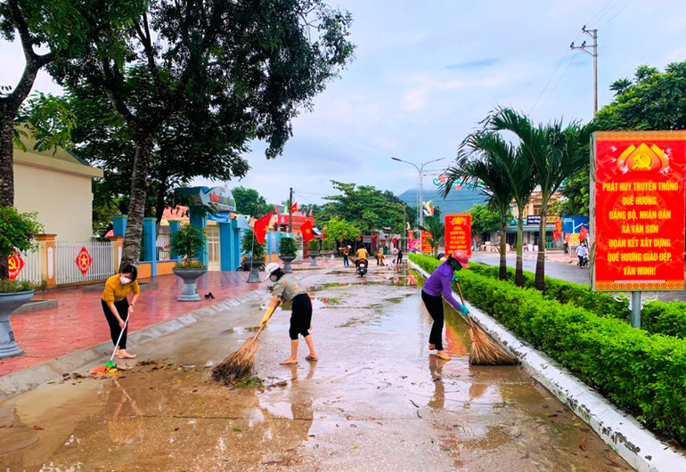 Nhân dân xã Vân Sơn, huyện Triệu Sơn ra quân làm vệ sinh môi trường.