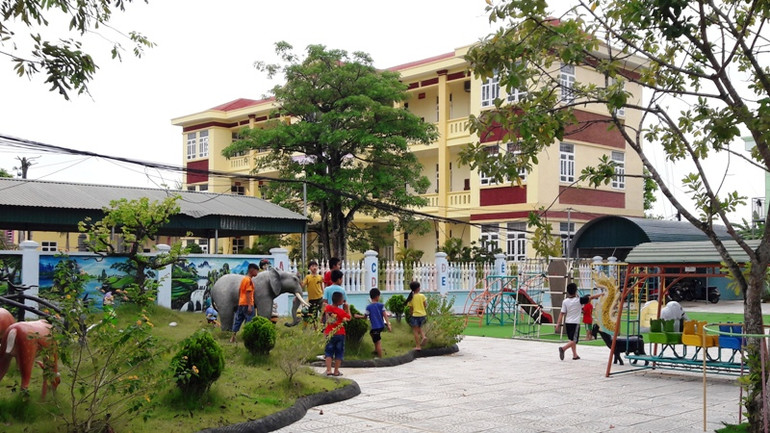 Góc Vườn cổ tích trong trường học thu hút nhiều trẻ em đến vui chơi.