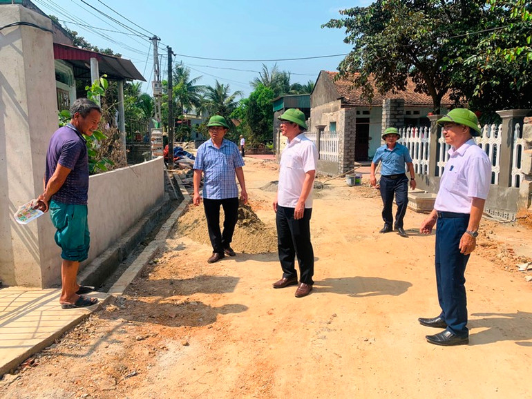 Cán bộ huyện Triệu Sơn hướng hoạt động về cơ sở lãnh, chỉ đạo, kiểm tra, đôn đốc làm đường giao thông.