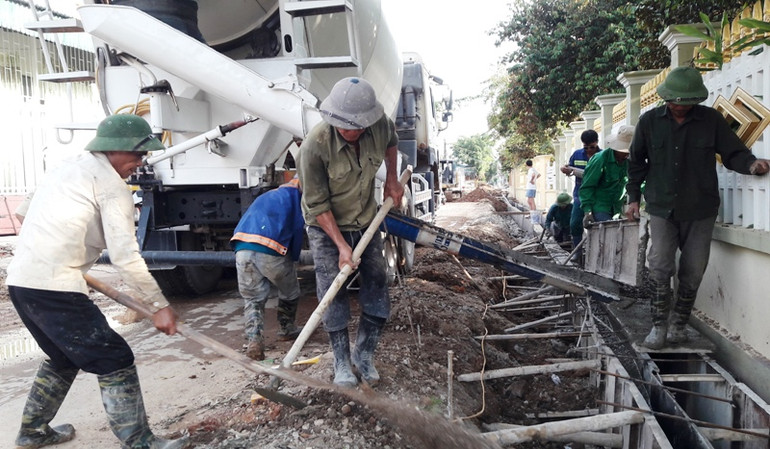 Thi công xây lắp đường giao thông ở xã Thọ Vực, huyện Triệu Sơn, tỉnh Thanh Hóa.