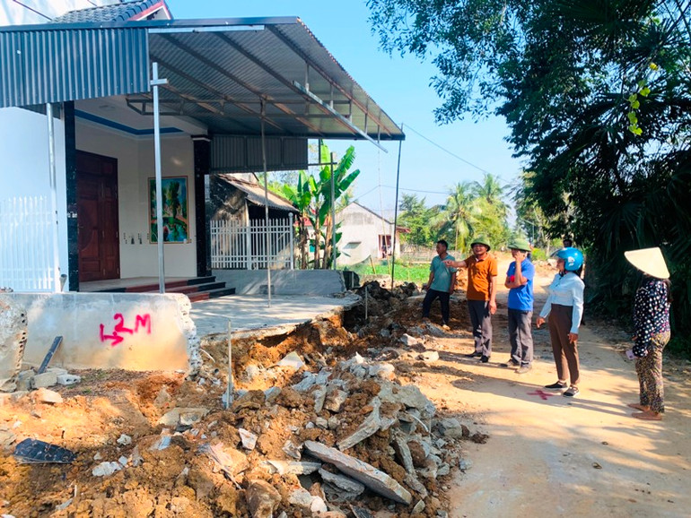 Cán bộ trong hệ thống chính trị cơ sở đồng hành cùng hộ dân hiến đất, mở rộng đường giao thông.