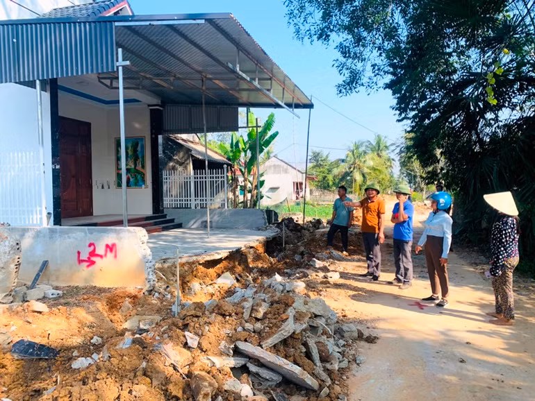 Cán bộ trong hệ thống chính trị cơ sở đồng hành cùng hộ dân hiến đất, mở rộng đường giao thông. Cán bộ trong hệ thống chính trị cơ sở đồng hành cùng hộ dân hiến đất, mở rộng đường giao thông.