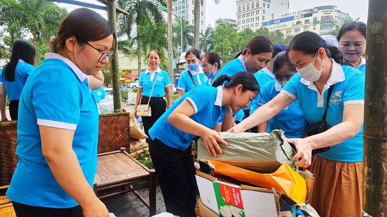 Các hội viên phụ nữ thu gom rác thải, tái chế.
