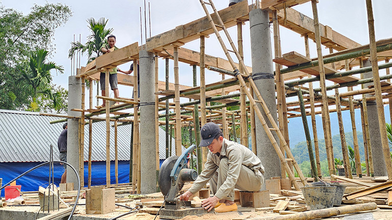 Nhóm thợ trợ giúp bạn nghề xây dựng ngôi nhà mới cho hộ chính sách Hà Văn Sơn ở thôn Tân Thành, xã Thành Lâm, huyện Bá Thước. Nhóm thợ trợ giúp bạn nghề xây dựng ngôi nhà mới cho hộ chính sách Hà Văn Sơn ở thôn Tân Thành, xã Thành Lâm, huyện Bá Thước.