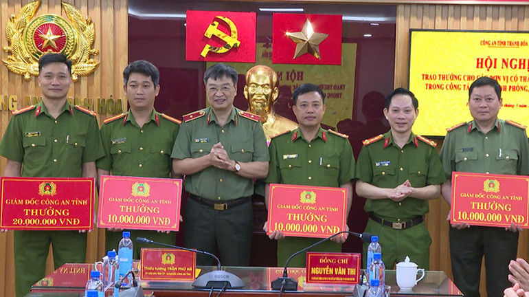 Lãnh đạo Công an tỉnh Thanh Hóa trao thưởng cho các tập thể, cá nhân lập công.