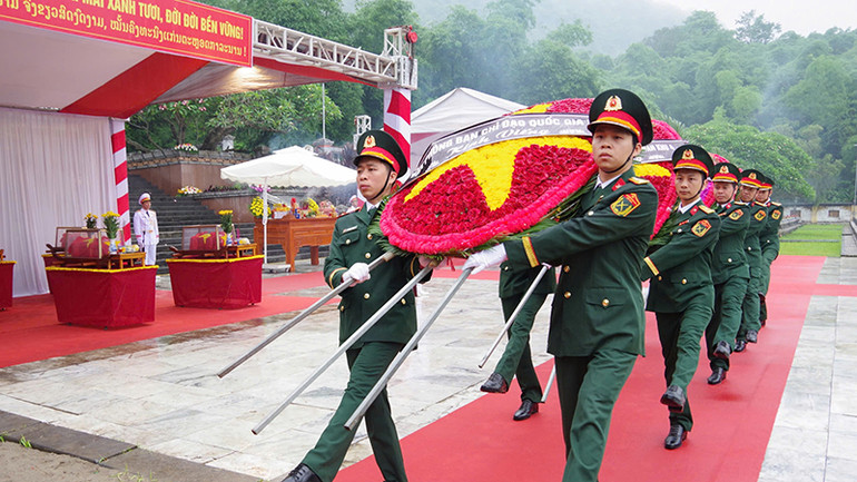 Các đoàn đại biểu dâng hoa tưởng niệm liệt sĩ.