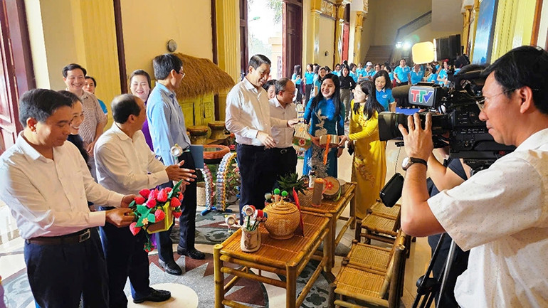 Lãnh đạo tỉnh Thanh Hóa tham quan các sản phẩm tái chế từ rác thải nhựa.