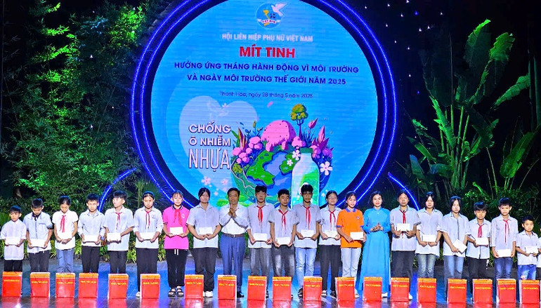 Lãnh đạo tỉnh Thanh Hóa và Hội Liên hiệp Phụ nữ Việt Nam tặng quà cho cho trẻ có hoàn cảnh khó khăn.