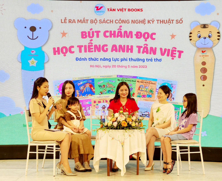 Tọa đàm trong buổi lễ ra mắt sách.