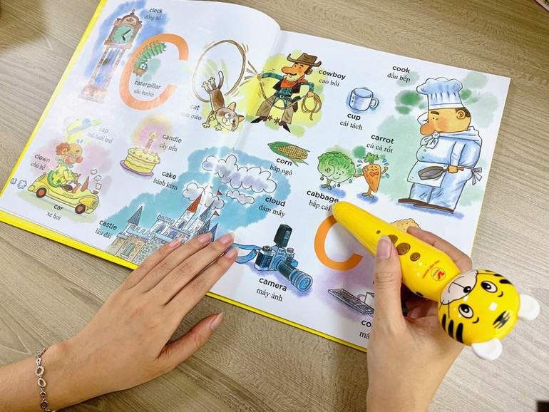 Chiếc bút chấm đọc còn có tính năng thu âm giọng đọc và so sánh với giọng chuẩn, giúp bé sửa lỗi phát âm dễ dàng.