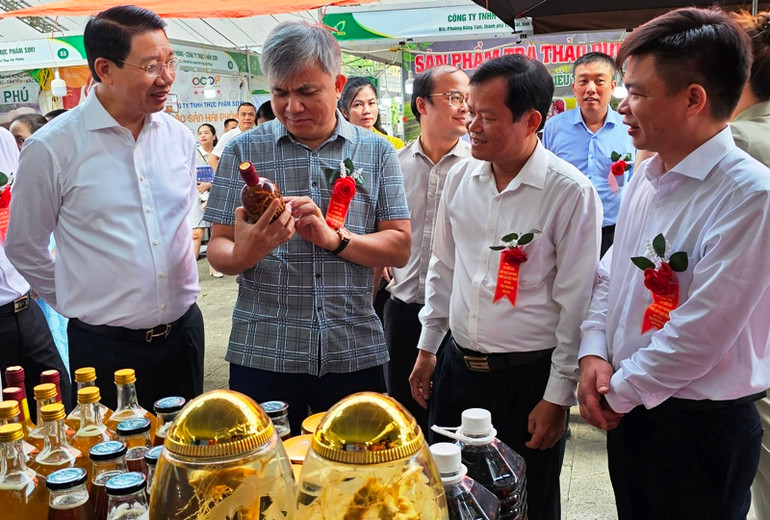 Lãnh đạo tỉnh Thanh Hóa tham quan, nghe giới thiệu về sản phẩm của tỉnh bạn.