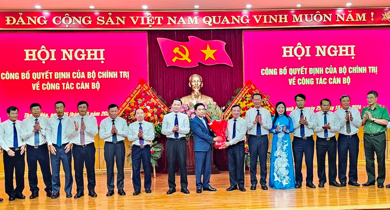 Tập thể lãnh đạo Tỉnh Thanh Hóa chúc mừng đồng chí Nguyễn Doãn Anh.