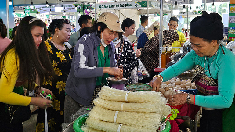 Khách hàng chọn mua nông sản của huyện Bá Thước.
