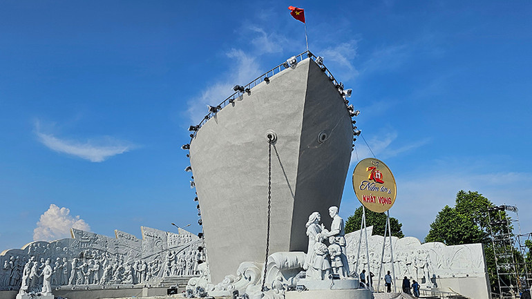 Khu lưu niệm đồng bào, cán bộ, chiến sĩ, học sinh miền nam tập kết ra bắc tại phường Quảng Tiến, thành phố Sầm Sơn, tỉnh Thanh Hóa.