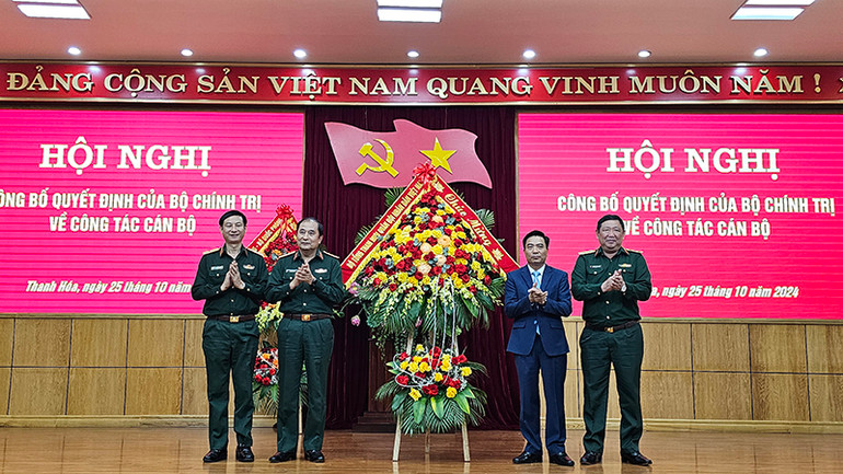 Đại diện Quân đội Việt Nam tặng hoa chúc mừng tân Bí thư Tỉnh ủy Thanh Hóa.