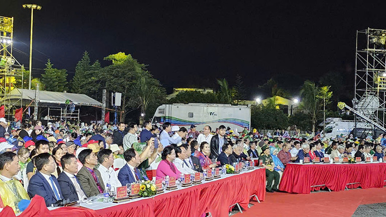 Các đại biểu dự lễ kỷ niệm 70 năm đón tiếp đồng bào, cán bộ, chiến sĩ, học sinh miền nam tập kết ra miền bắc.