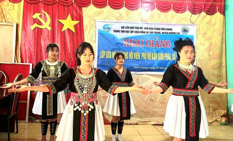 Đồng bào H'Mông vui múa hát mừng khai giảng lớp học xóa mù chữ. Đồng bào H'Mông vui múa hát mừng khai giảng lớp học xóa mù chữ.