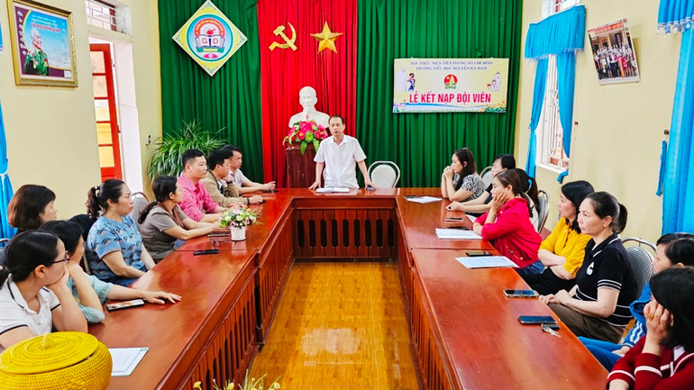 Lãnh đạo Phòng Giáo dục và Đào tạo huyện Triệu Sơn giao ban với Tập thể Trường tiểu học Nguyễn Bá Ngọc.