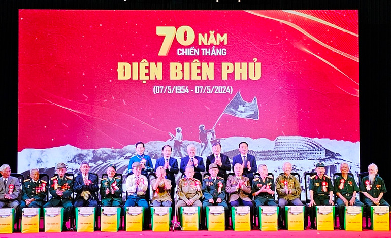 Đại diện Ban Tổ chức tặng quà cho những người trực tiếp tham gia Chiến dịch Điện Biên Phủ.