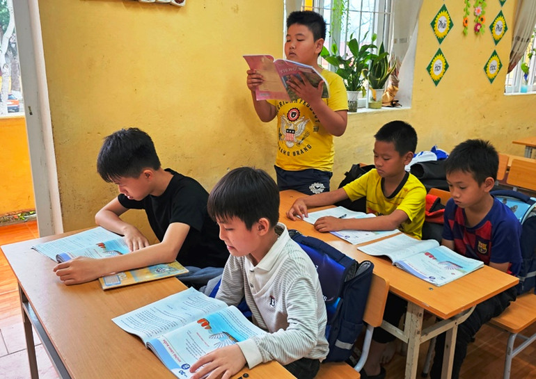 Học sinh tập đọc trên lớp.