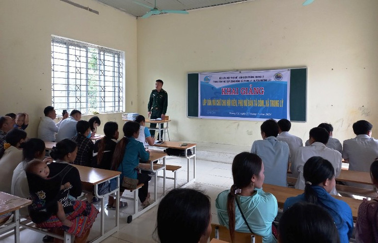 Bộ đội Biên phòng tham gia giảng dạy, xóa mù chữ cho người dân bản Tà Cóm, xã Trung Lý. Bộ đội Biên phòng tham gia giảng dạy, xóa mù chữ cho người dân bản Tà Cóm, xã Trung Lý.