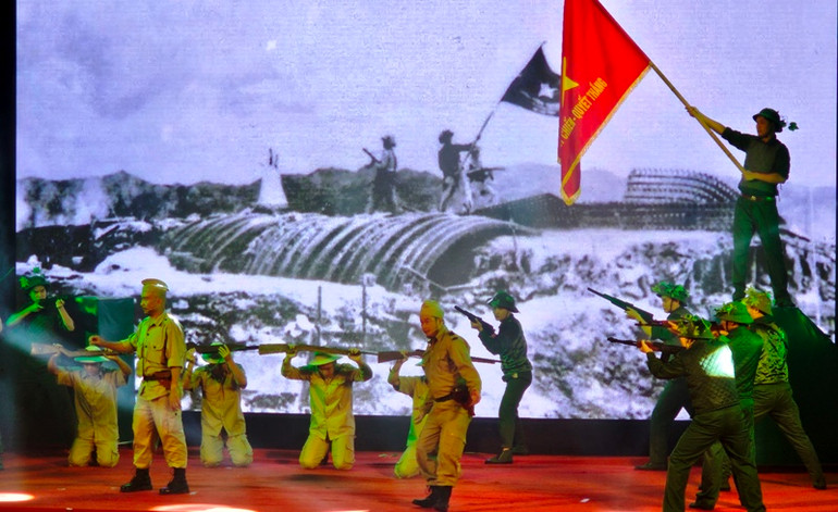 Một cảnh trong chương trình nghệ thuật sân khấu hóa " Bản hùng ca Điện Biên Phủ".