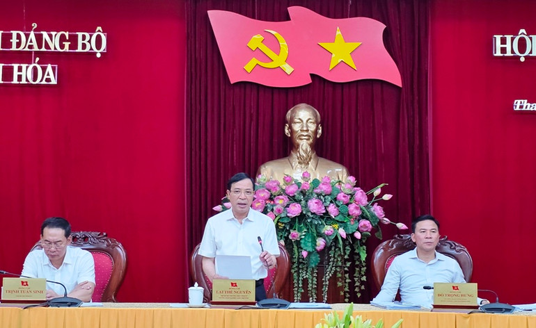 Đoàn chủ tọa điều hành hội nghị.