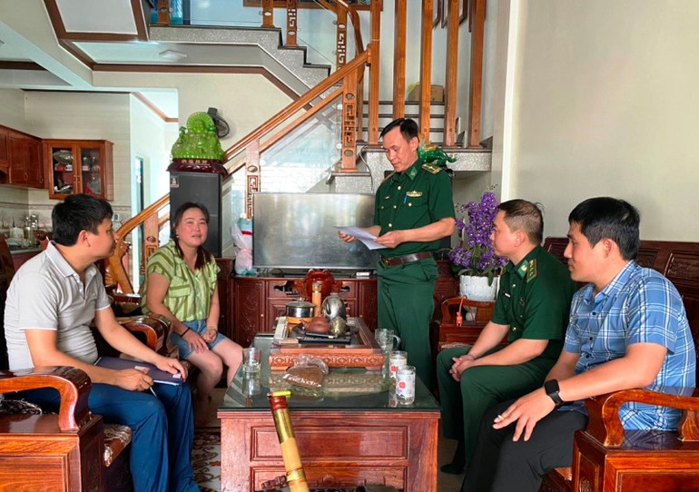 Bộ đội Biên phòng Sầm Sơn tuyên truyền quản lý phương tiện nghề cá, chống khai thác bất hợp pháp.