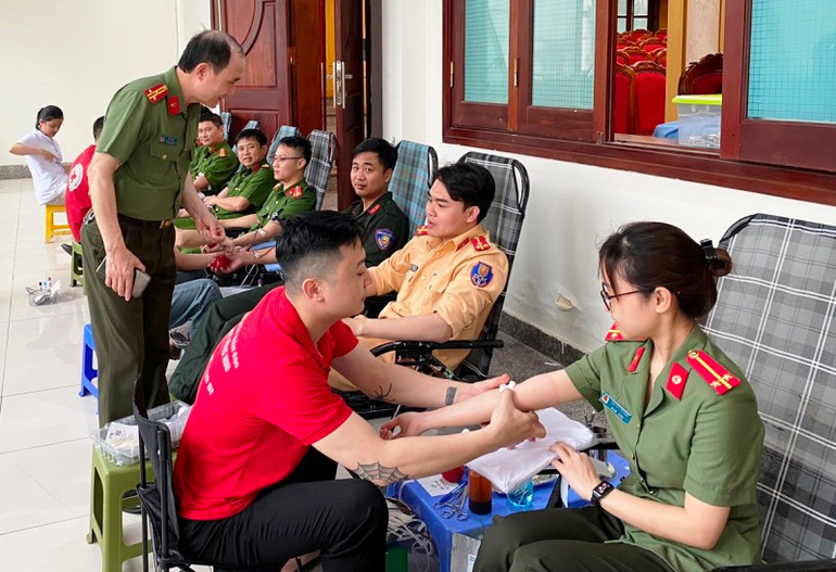Cán bộ, chiến sĩ Công an Thanh Hóa hiến máu tình nguyện.