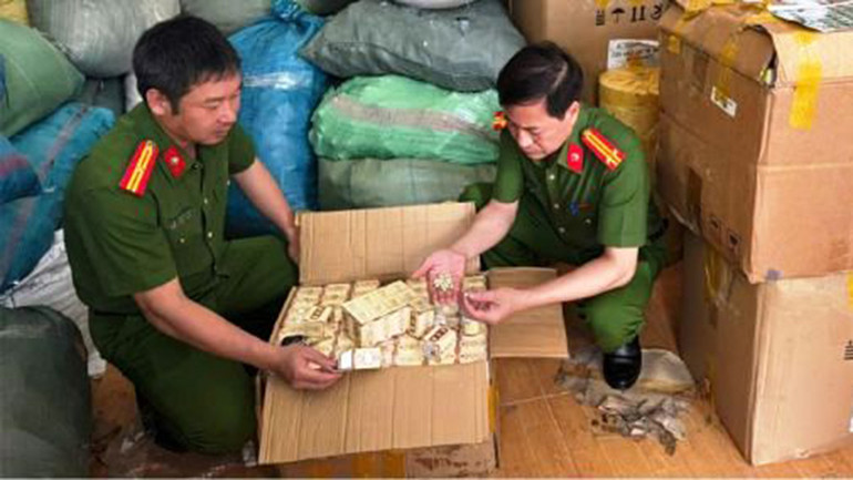 Công an kiểm tra, phát lộ sản phẩm tân dược giả.