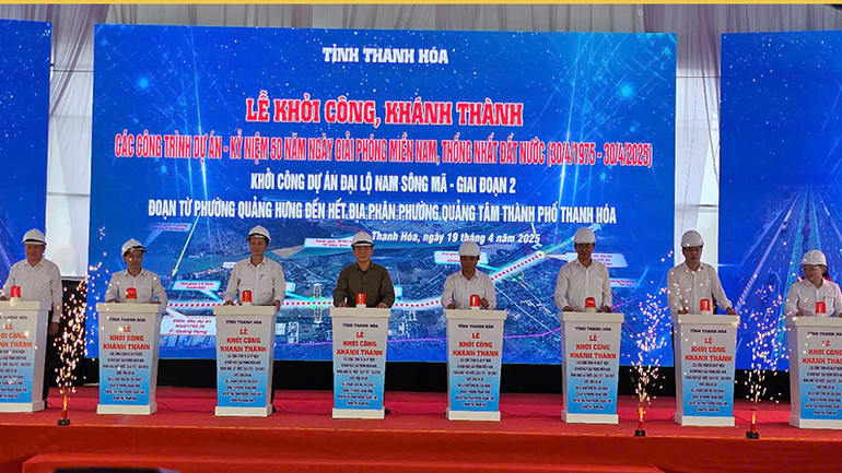 Các đại biểu phát lệnh khởi công dự án.