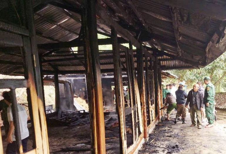 Ngôi nhà hư hỏng nặng sau hỏa hoạn.