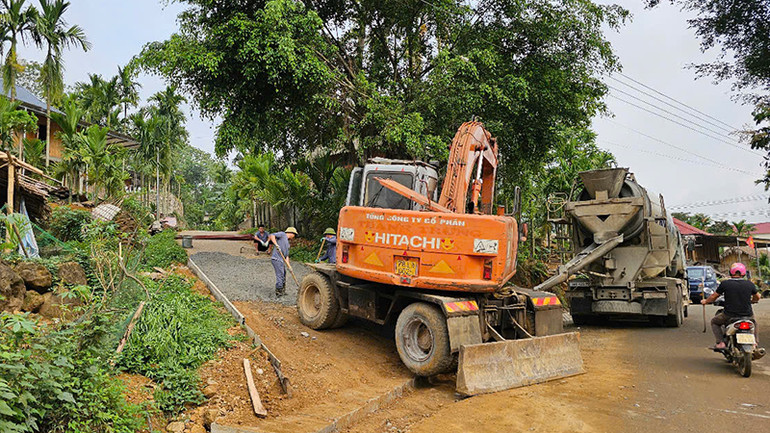 Nhân lực cùng phương tiện thi công điểm kết nối ở giao thông nông thôn ở huyện Bá Thước. Nhân lực cùng phương tiện thi công điểm kết nối ở giao thông nông thôn ở huyện Bá Thước.