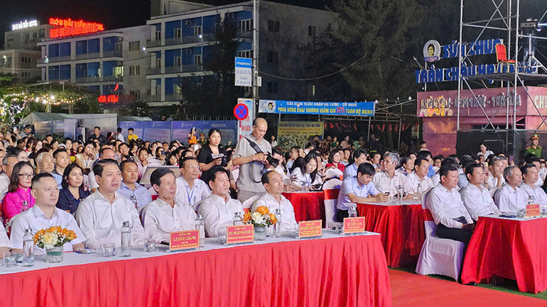 Các đại biểu tham dự buổi khai mạc Lễ hội Du lịch biển 2025: Hải Tiến-Khát vọng tỏa sáng.