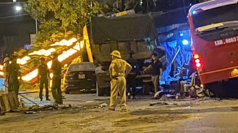 Lực lượng chức năng khắc phục hậu quả vụ tai nạn.