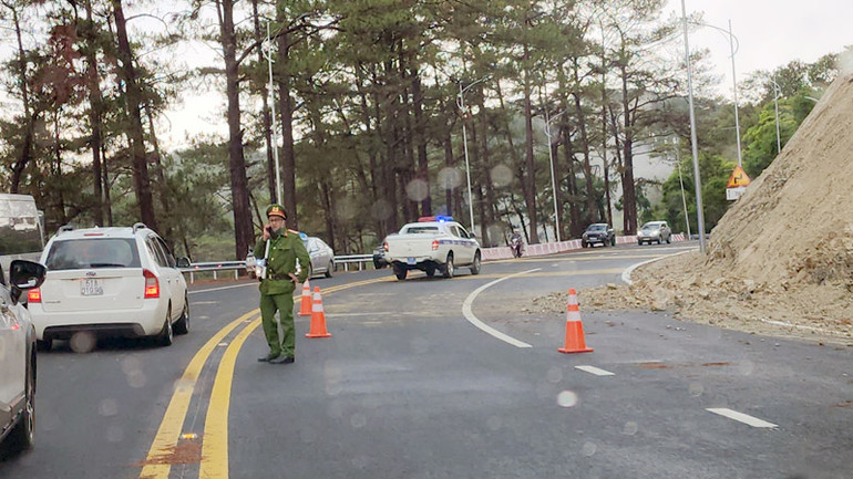 Lực lượng công an tổ chức điều tiết giao thông qua đoạn sạt lở.