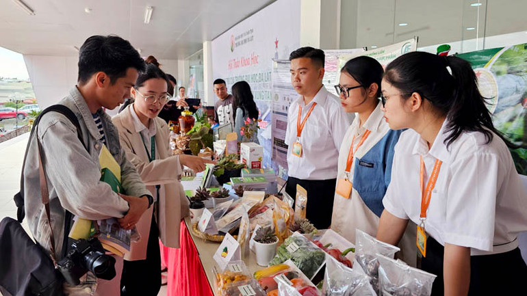 Không gian trưng bày, giới thiệu các sản phẩm từ các công trình nghiên cứu khoa học của giảng viên và sinh viên Trường đại học Đà Lạt.