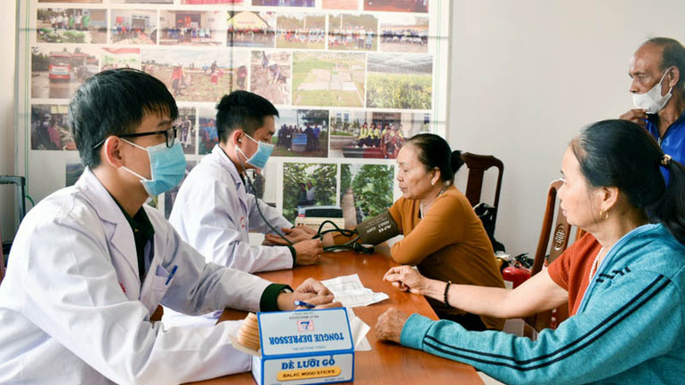 Các y, bác sĩ Học viện Lục quân khám bệnh, tư vấn sức khỏe và cấp thuốc miễn phí cho người dân.