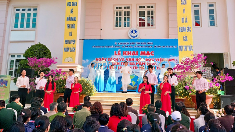 Quang cảnh khai mạc.