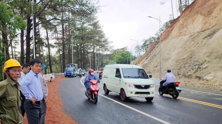 Lãnh đạo thành phố Đà Lạt và Ban Quản lý Dự án giao thông tỉnh Lâm Đồng đến hiện trường chỉ đạo khắc phục sạt lở.