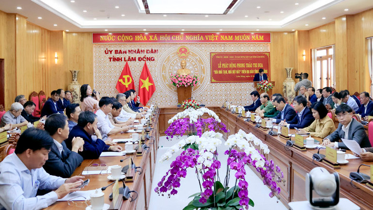 Quang cảnh lễ phát động.