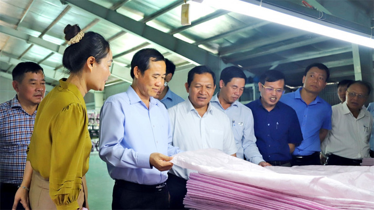 Quyền Bí thư Tỉnh ủy Lâm Đồng Nguyễn Thái Học (thứ 3, bên trái) và Đoàn công tác của tỉnh thực tế tại một số dự án, doanh nghiệp trên địa bàn thành phố Bảo Lộc.