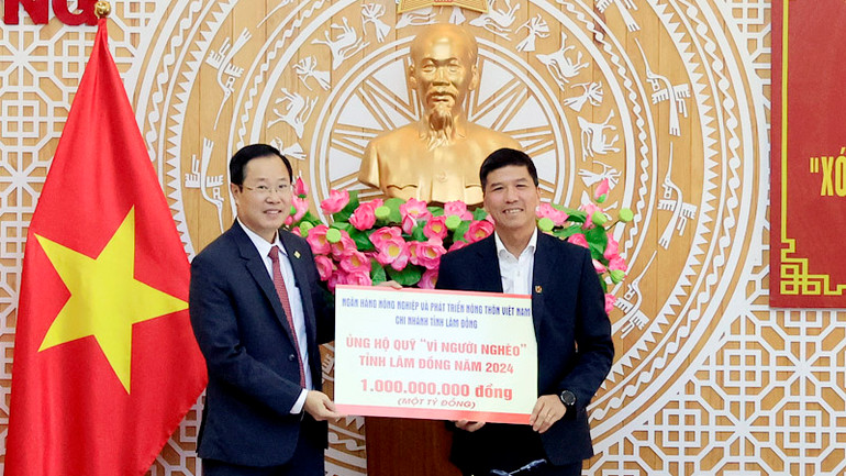 Ngân hàng Nông nghiệp và Phát triển nông thôn chi nhánh Lâm Đồng ủng hộ phong trào thi đua “xóa nhà tạm, nhà dột nát” cho hộ nghèo trên địa bàn tỉnh.